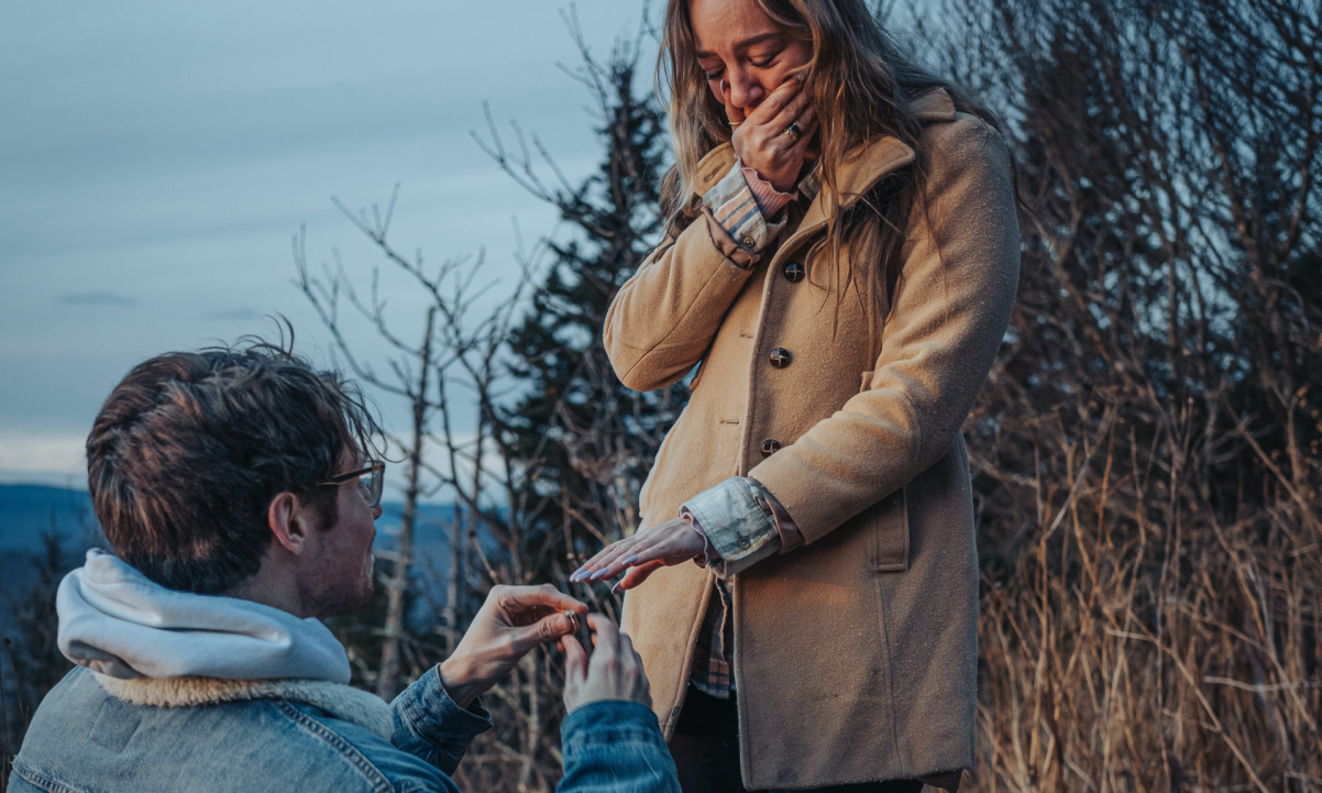 Man proposing to woman